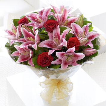 Букет лилий и роз «Розовита»